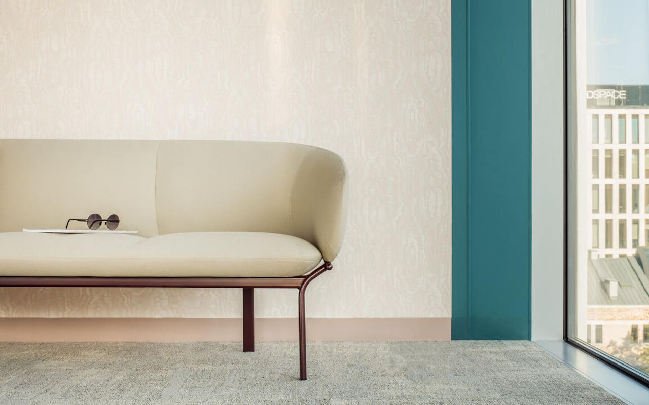 Grace bijela sofa s metalnim nogama