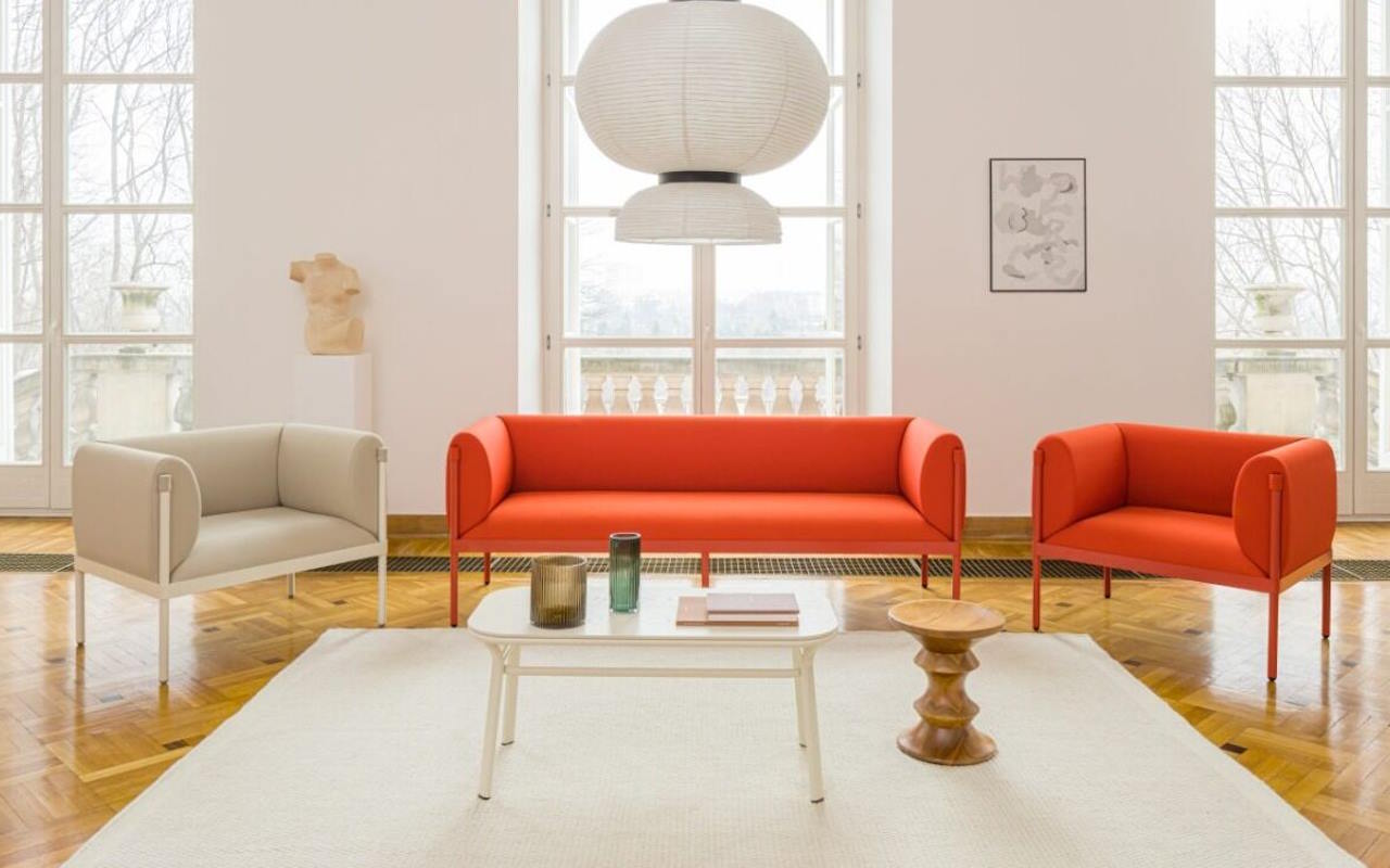 Stilt crvena sofa
