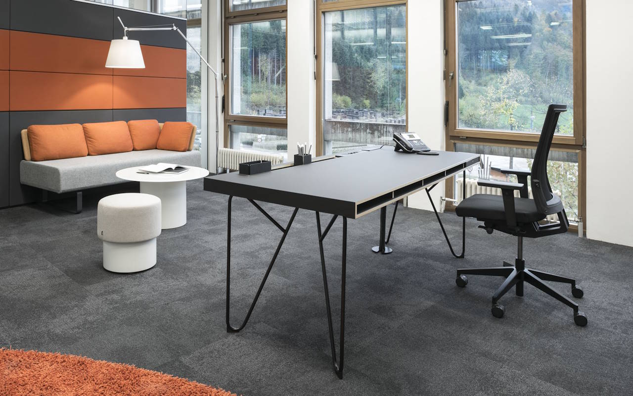 crni Studio swing radni stol s double top opcijom