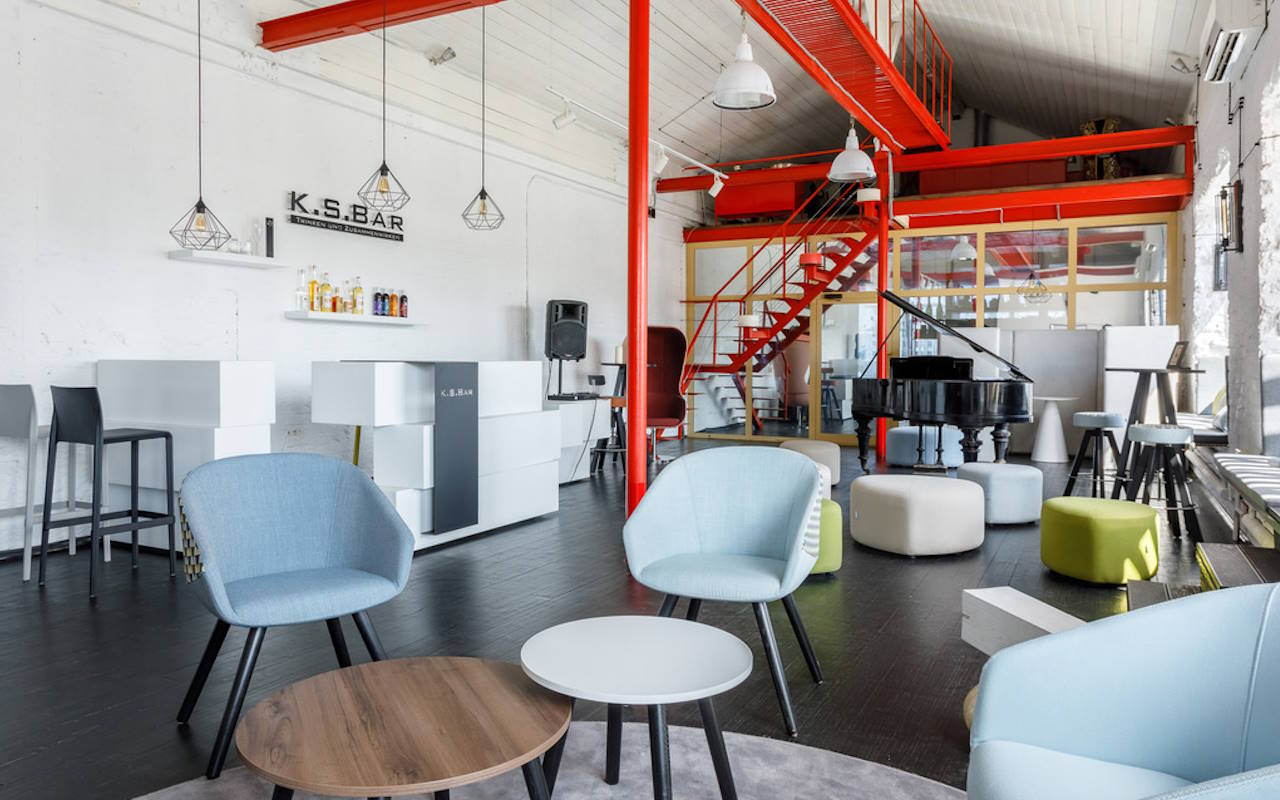 ox_co lounge stolice s crnim drvenim nogama