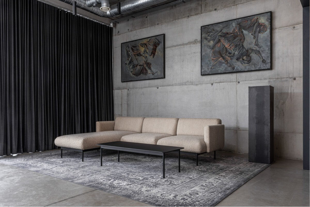 bez sofa fora u interijeru sa stolicem za kavu