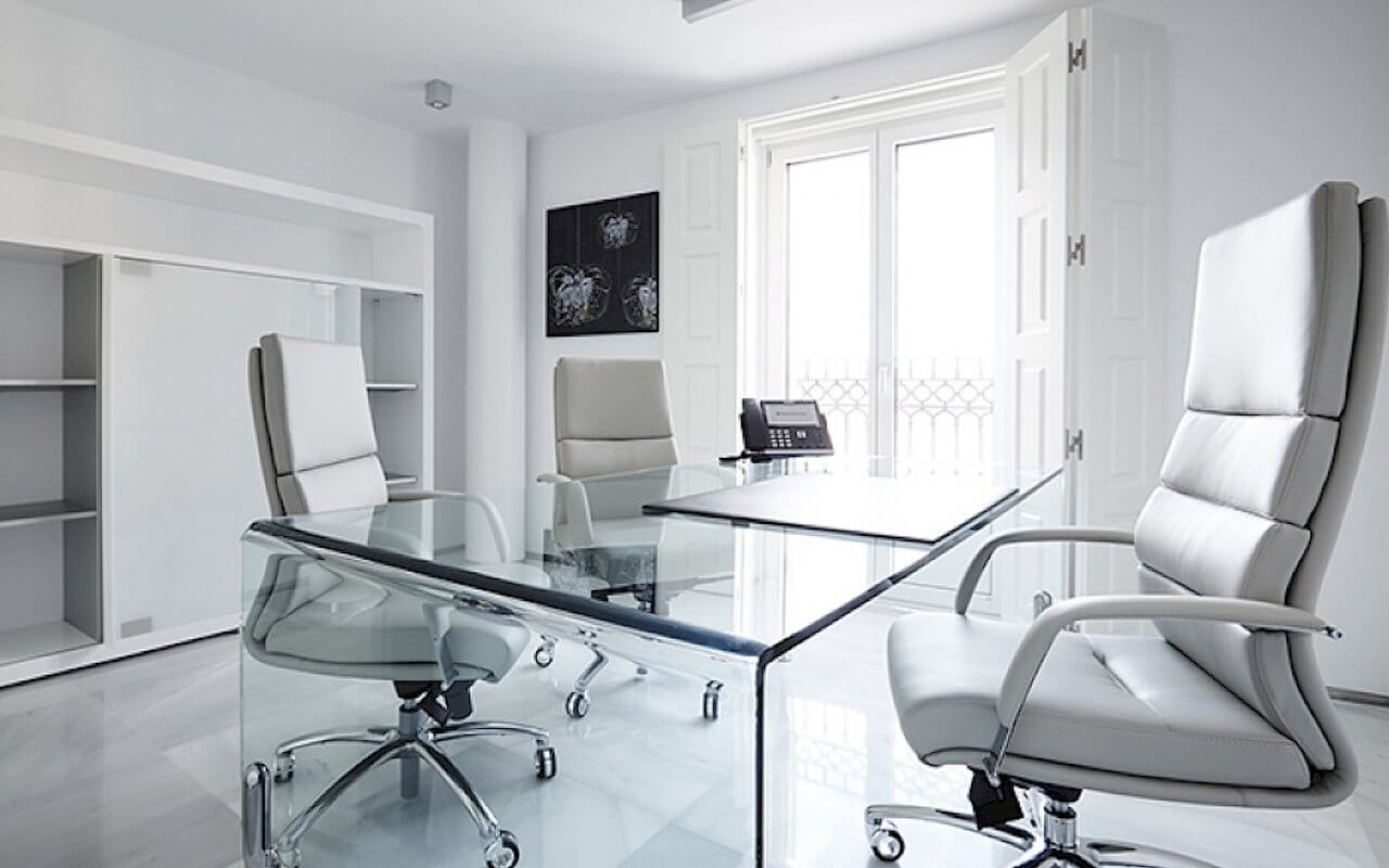 profil ergonomske uredske stolice BODY EXECUTIVE s visokim naslonom u uredskom prostoru za radnim stolom