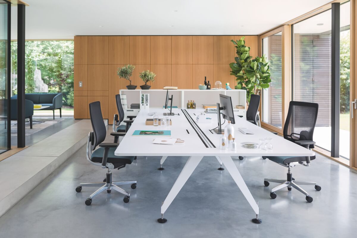 ergonomske uredske stolice black dot u interijeru za bench radnim stolom