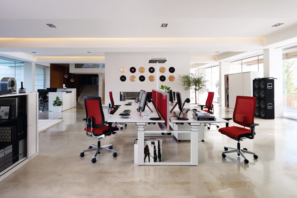 ergonomske uredske stolice black dot u interijeru za radnim stolom podesivim po visini