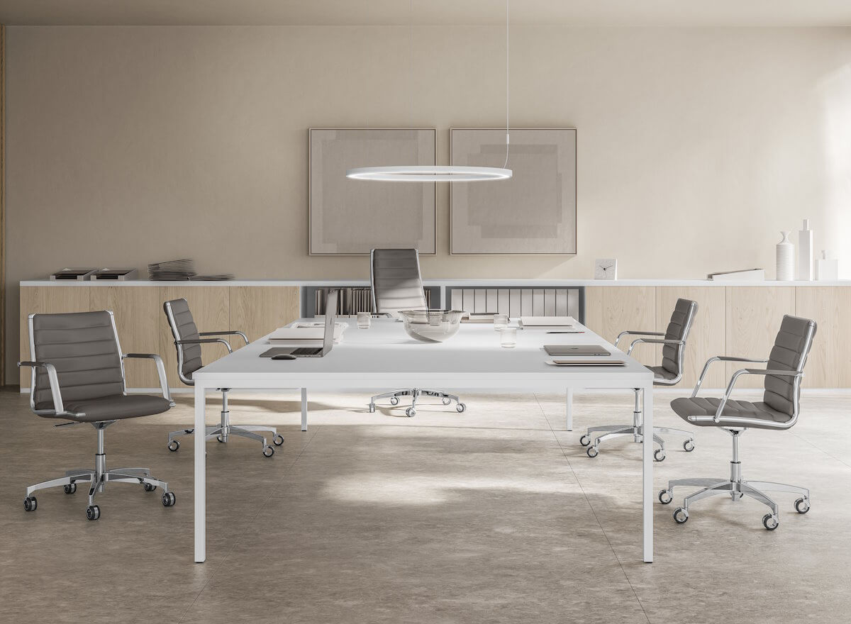 menadzerska ergonomska stolica u kozi Vega HIT Executive s posjetiteljskim stolicama Vega