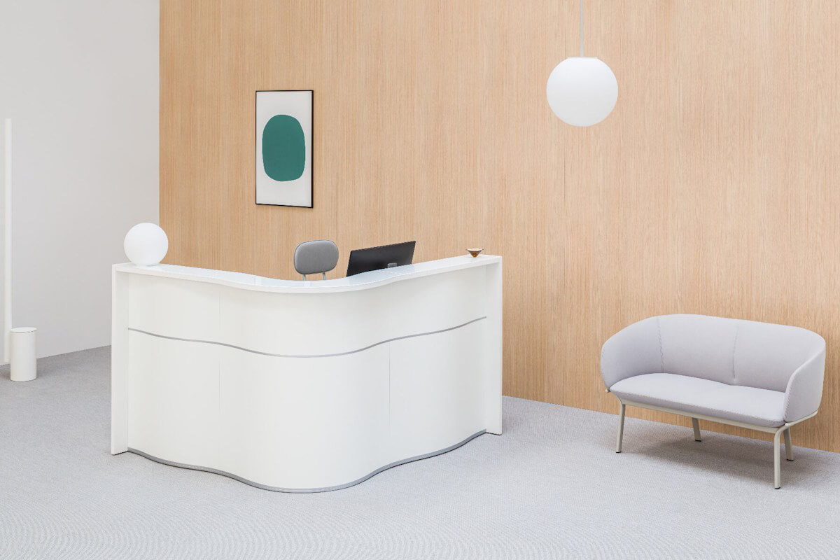 bijeli wave recepcijski pult u interijeru