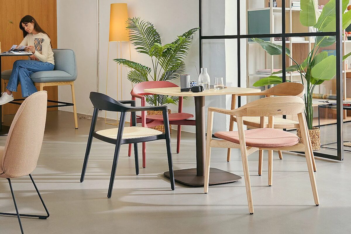 drvene stolice za ugostiteljstvo se cafe u interijeru