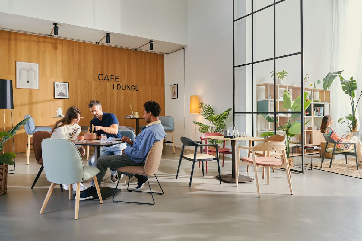 se cafe soft stolica u interijeru