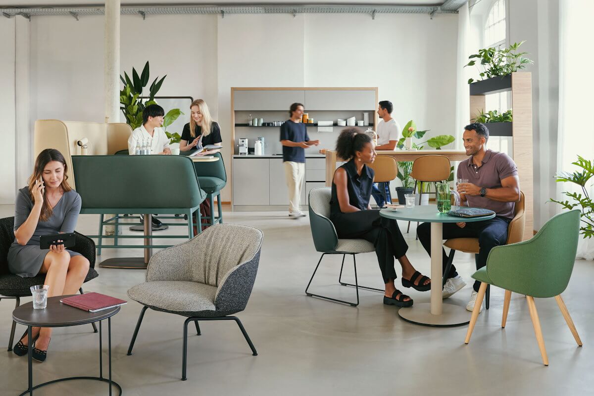 se cafe spot lounge fotelje i se cafe stolice u interijeru