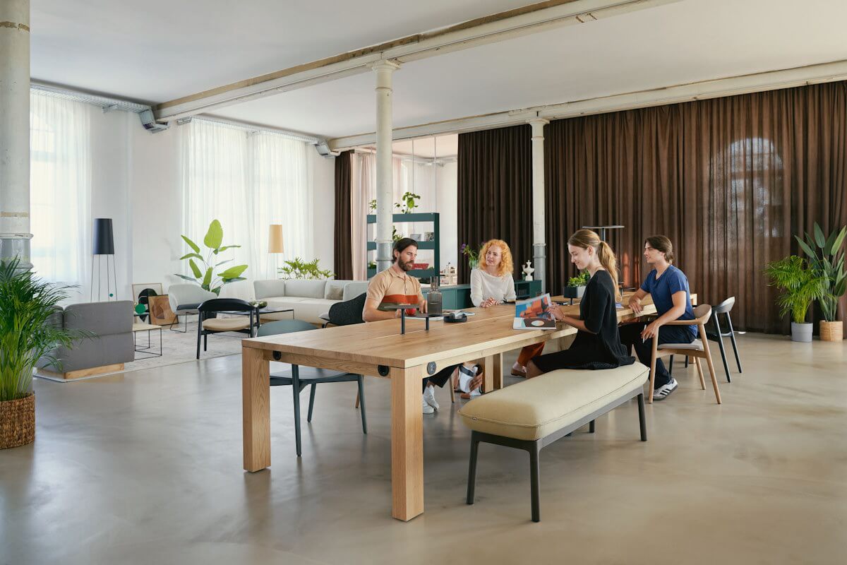 se-cafe team drveni stol sa se-cafe klupom za sjedenje u interijeru