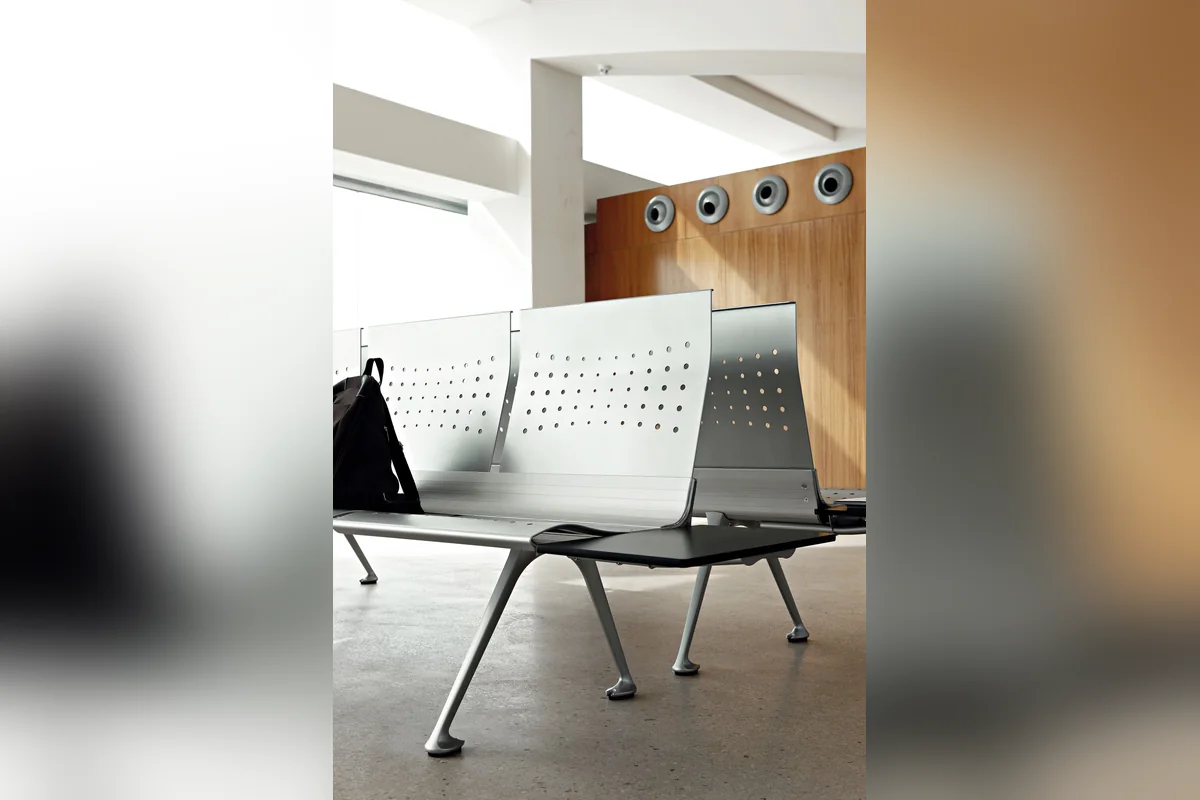 Detalj perforirane metalne klupe Transit sa stolićem