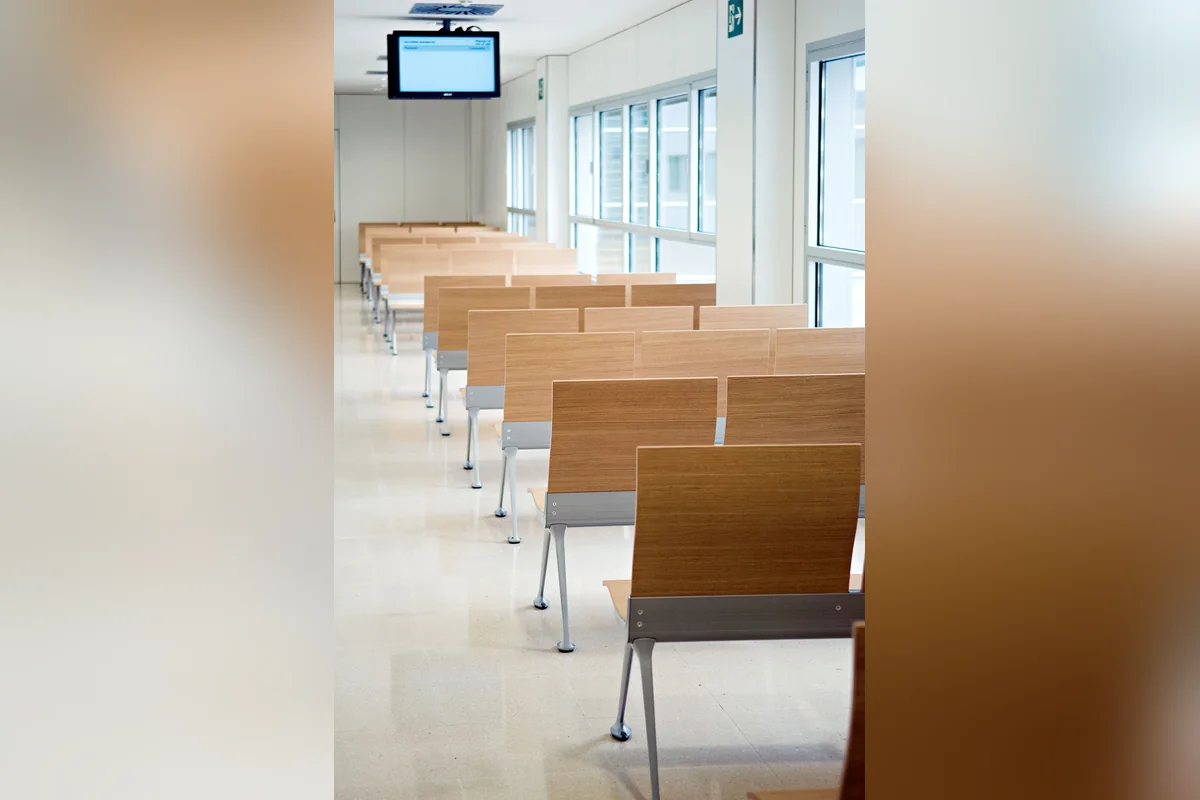 Crna klupa za čekaonicu Transit u svijetlom predvorju