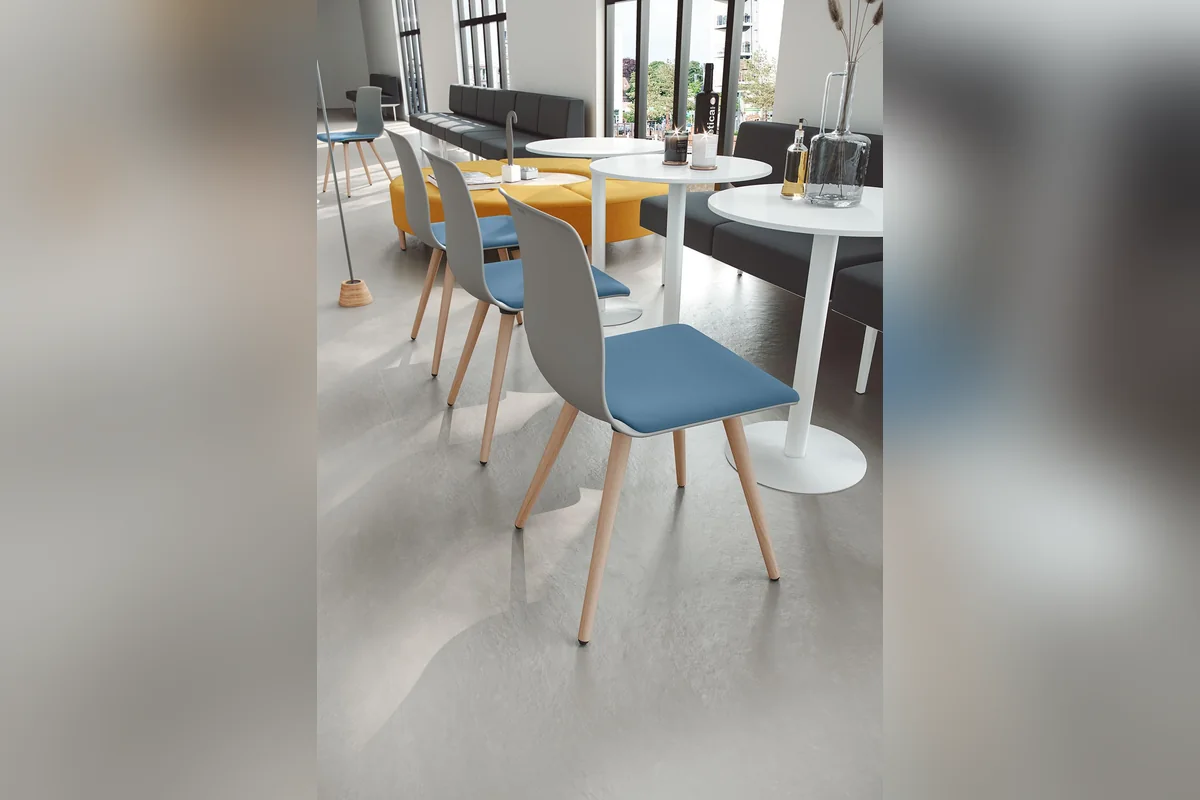 Stolice Noom 50 s drvenim nogama i plavim sjedalom