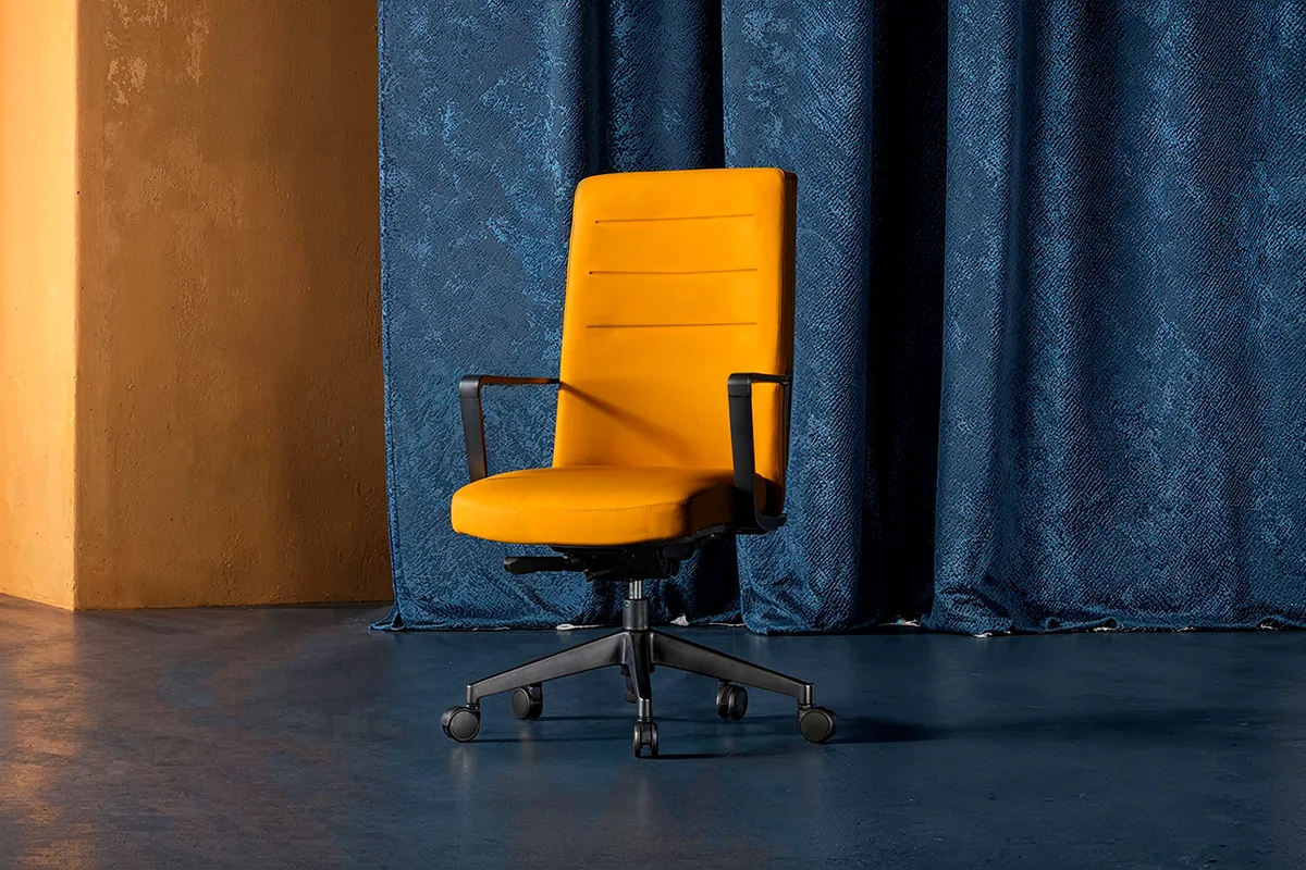 Žuta uredska stolica Cron u modernom interijeru