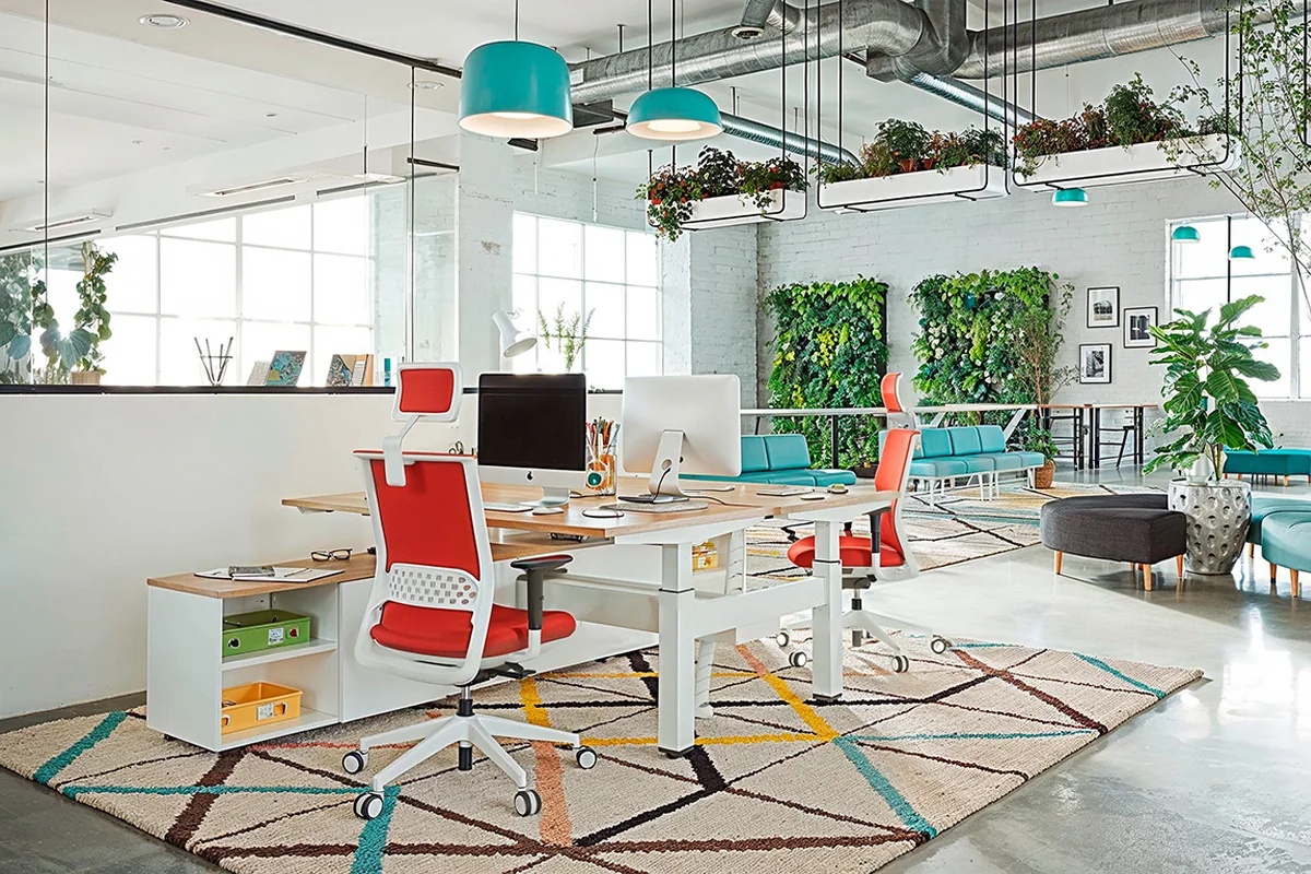 Crvene uredske stolice Stay s naslonom za glavu u coworking prostoru