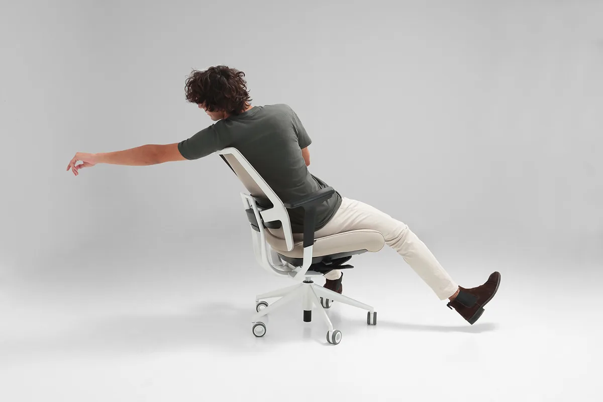 Ergonomska uredska stolica TNK Flex prati pokrete tijela