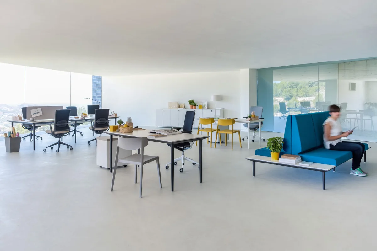 Open space ured sa stolovima Longo Actiu